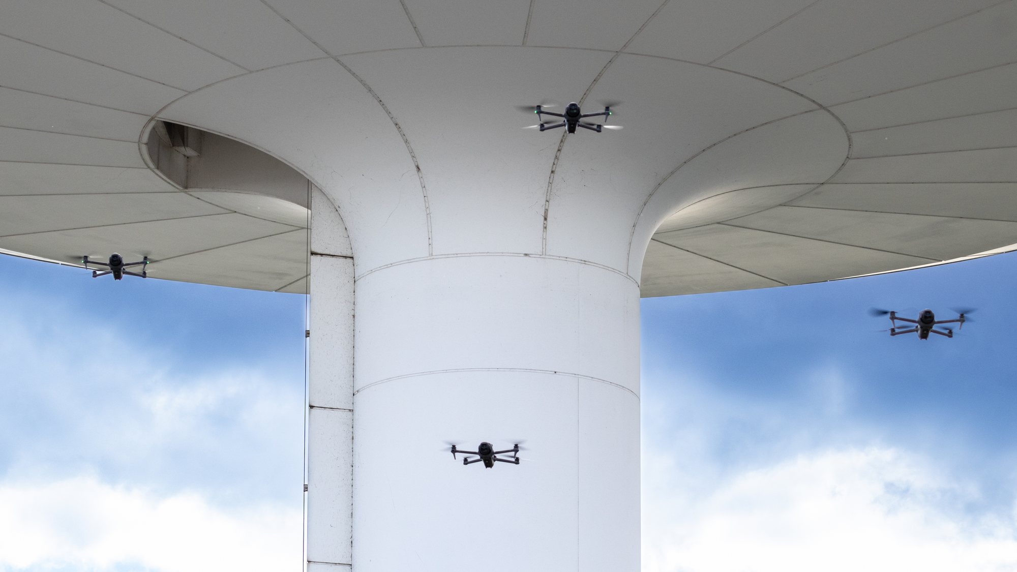 Mehrere Drohnen im Flug an der Elbphilharmonie